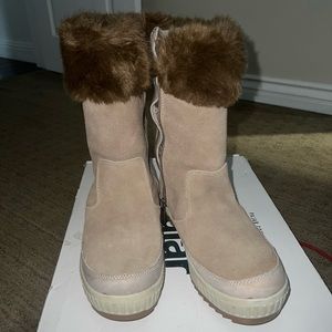 Pajar Canada waterproof snow boots 8.5 runs small